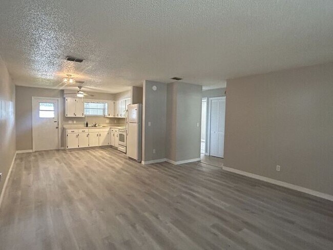 Building Photo - Beautifully Renovated 2-Bedroom Duplex nea...
