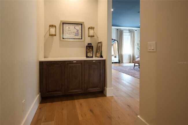 Building Photo - 2402 W Parkland Blvd