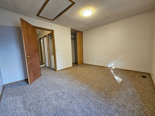 Building Photo - Spacious 2 Bed Townhome w/ Fenced Yard & N...
