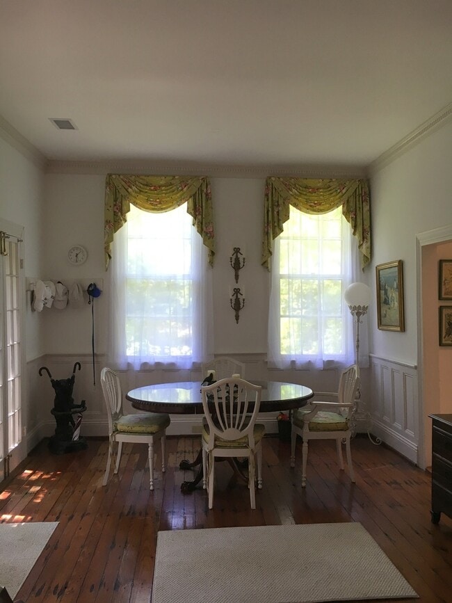 Building Photo - Charming Fully Furnished Garden CottageLlocated in South of Broad