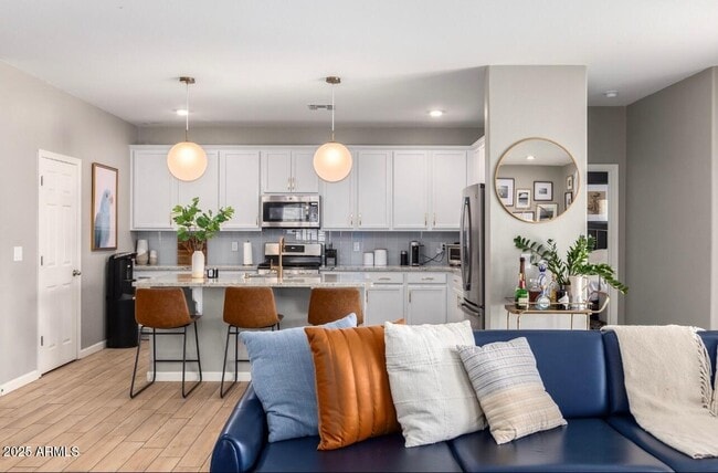 Building Photo - 155 W Jamaica Pl