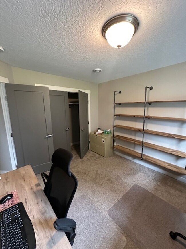 Building Photo - 5 bedrooms 3 bathrooms and a 3-car garage