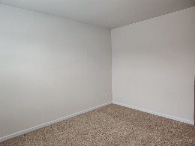 Building Photo - Pristine, 3 bedroom, 2.5 bathroom home located in the Stewart Creek States Subdivision!