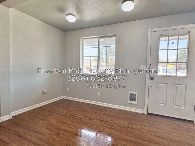 Building Photo - 1212 E Sherman Ave