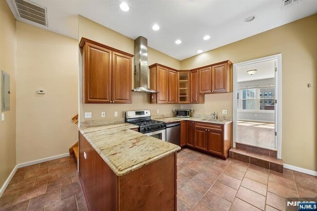 Building Photo - 364 New York Ave