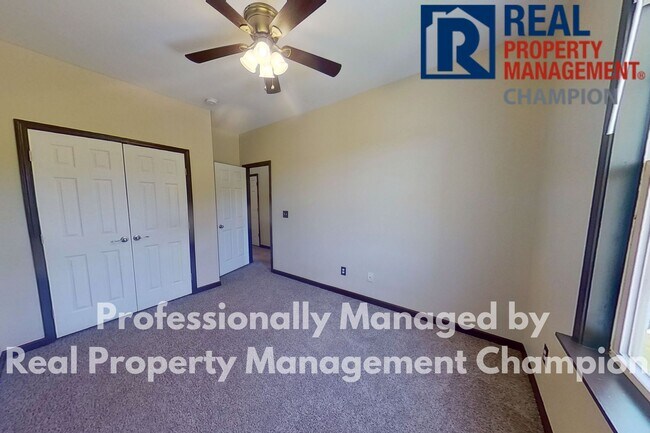 Building Photo - Beautiful Two Story Townhome with Lots of Storage!!