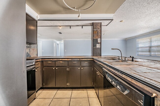 Building Photo - 16001 Saddlestring Dr