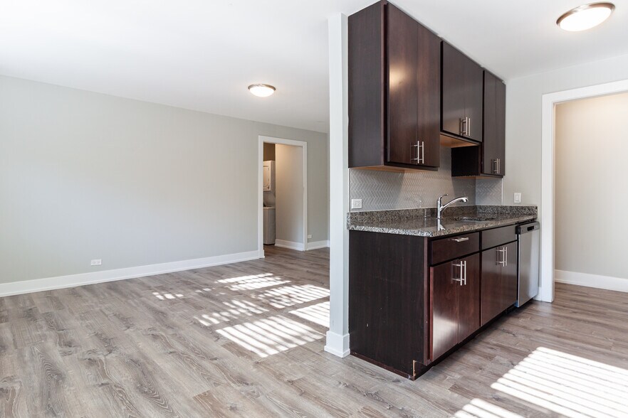 Building Photo - 525 W Surf St