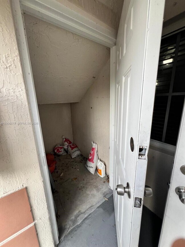 Building Photo - 1250 SE 31st Ct