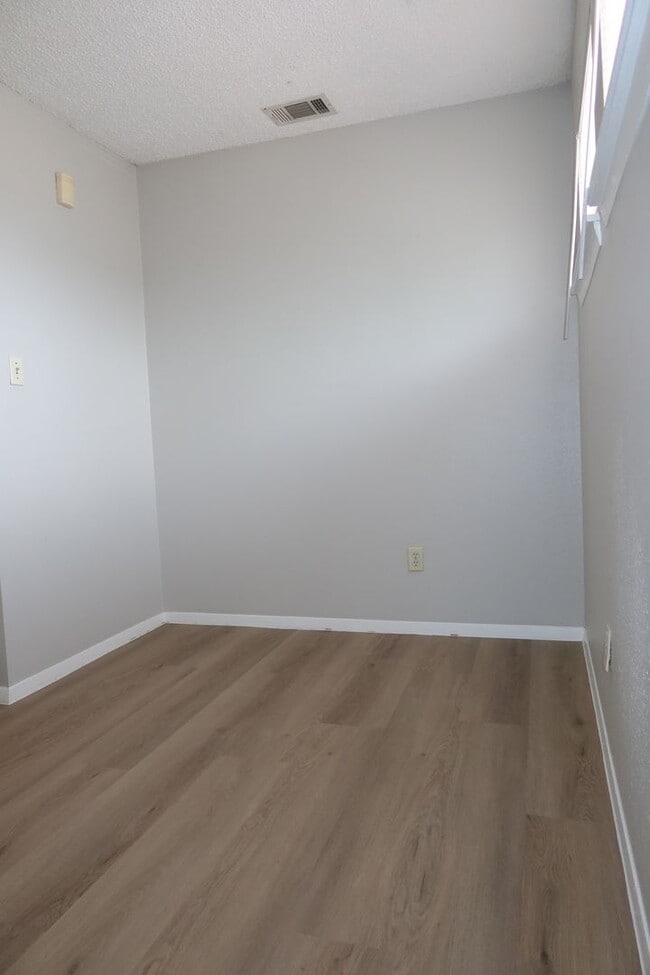 Building Photo - Putters Cove Duplex