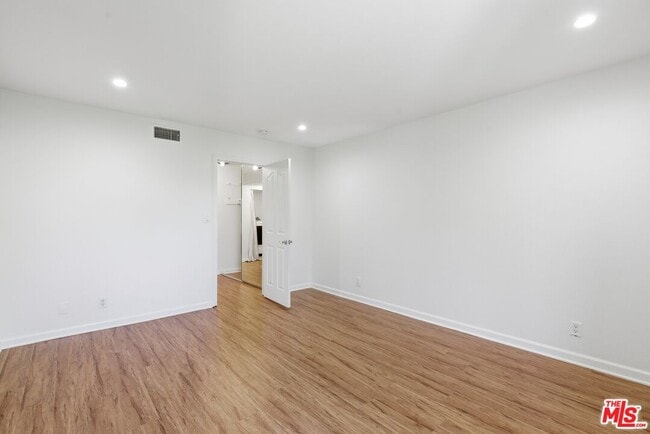 Building Photo - 5009 Woodman Ave