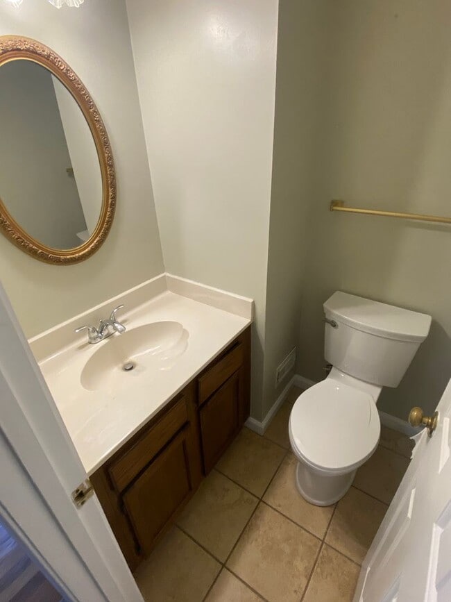 Building Photo - A three bedroom plus den, three and one half bath townhouse conveniently located in Rockville Mar...