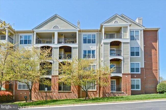 Building Photo - 1100 Quaker Hill Dr