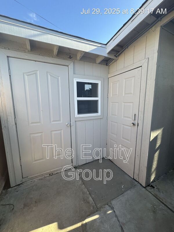 Building Photo - 126 W San Joaquin Ave