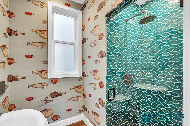 Building Photo - Russian Hill: Remodeled Top Floor Flat w/ In-Unit W/D, A/C, Private Roof Deck & Garage Parking w/...