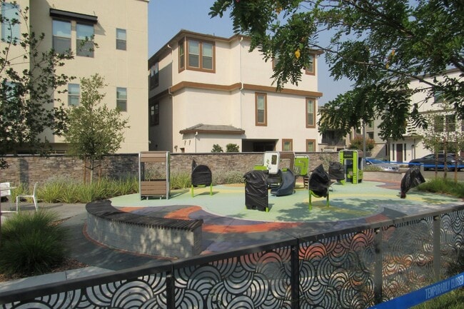 Building Photo - Stunning 4 Bed Plus Office, 3.5 Bathroom Townhome Walking Distance to Bart