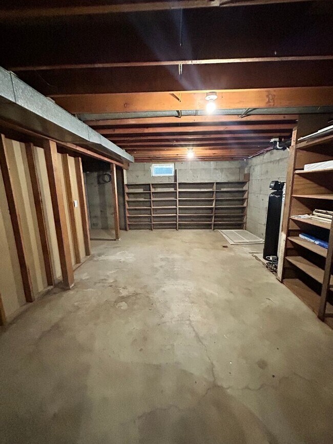 Building Photo - Rare 5-bedroom House with 1 Car Garage in Everson.