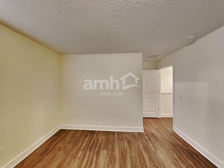 Building Photo - 405 Crestrun Loop