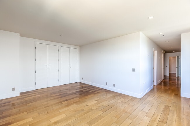 Building Photo - 700 Front St