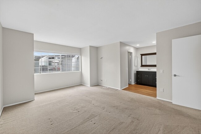 Building Photo - Spacious 3-Bedroom Townhome in Orangethorp...