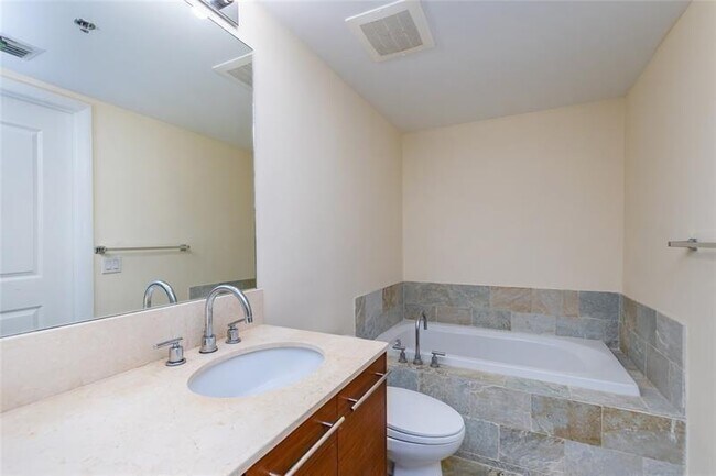 Building Photo - 2641 N Flamingo Rd