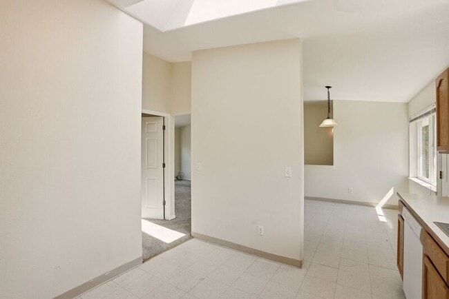 Building Photo - 820 N Siony