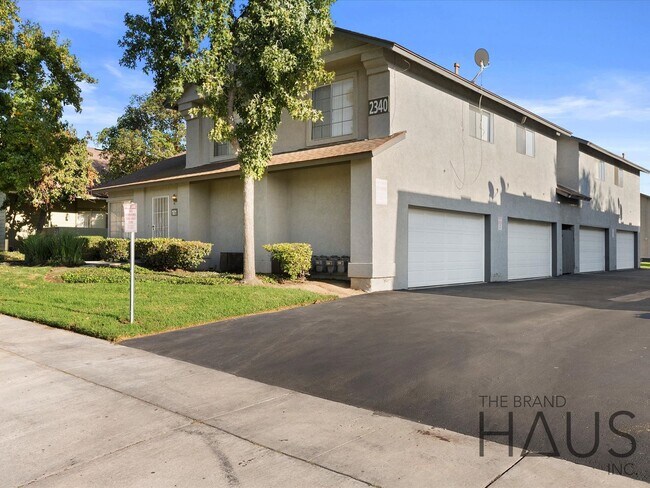 Building Photo - 2.5 Bed + 1.5 Bath + 2 Car Garage + Centra...