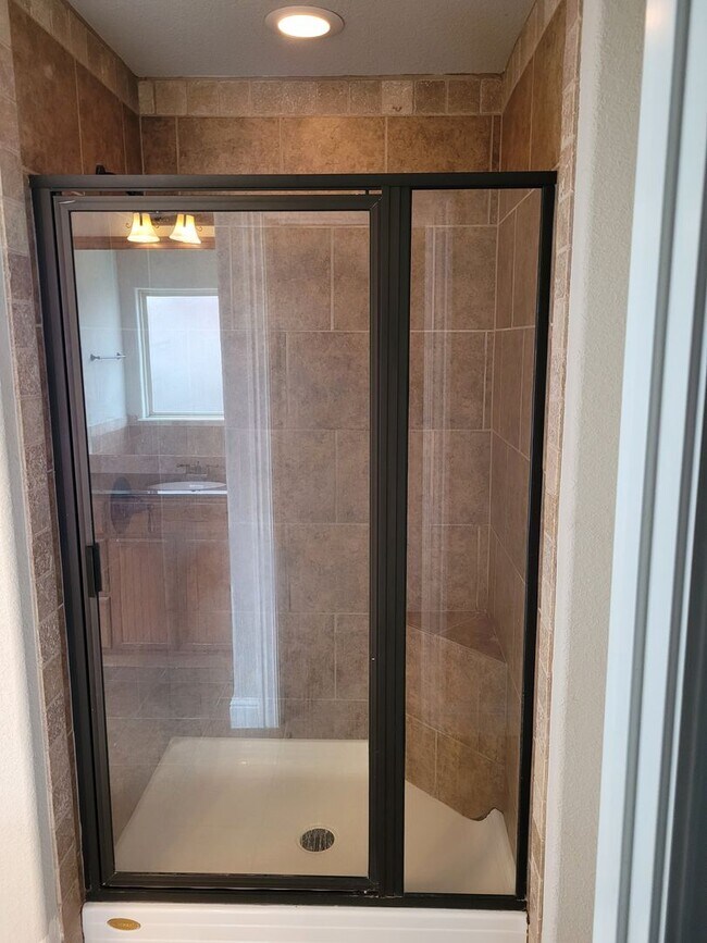 Building Photo - 3 bedroom in sought after West side of Fayetteville