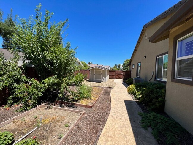 Building Photo - Newer single story home located in desirab...