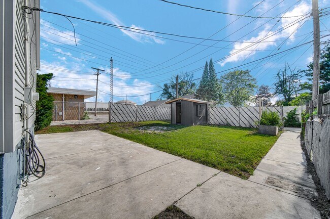 Building Photo - 2 Bedroom 1 Bathroom House for Rent!