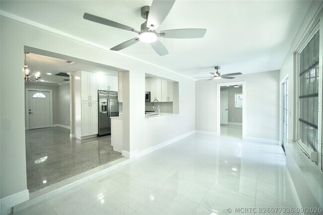 Building Photo - 917 SE 15th Ct
