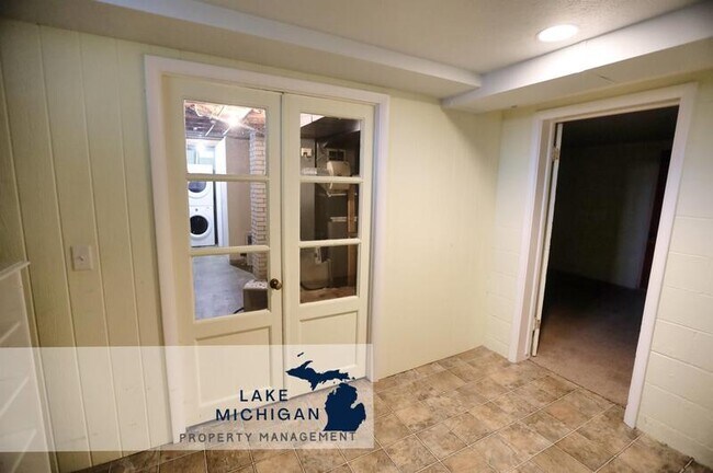 Building Photo - 1687 32nd Ave