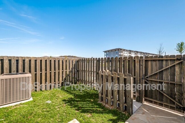 Building Photo - 2061 Oakwood Avenue