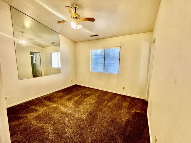 Building Photo - Adorable 3-BR Home with Garage and Amenities