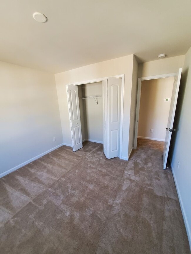 Building Photo - 3 bedroom townhome in university