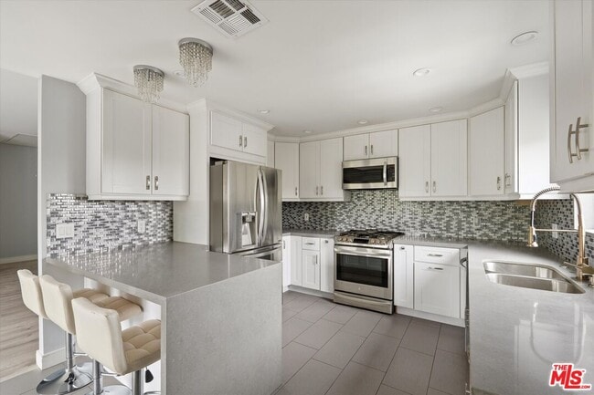Building Photo - 5534 Sylmar Ave