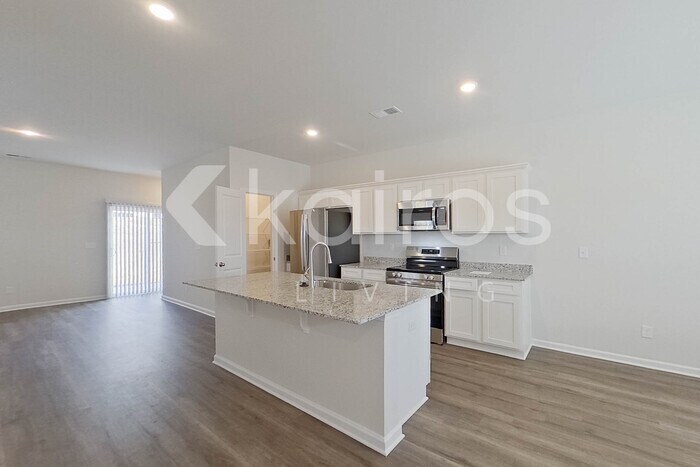 Building Photo - 2215 Banyon Cir