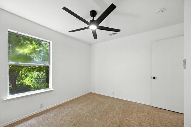 Building Photo - 6218 Everglade Rd