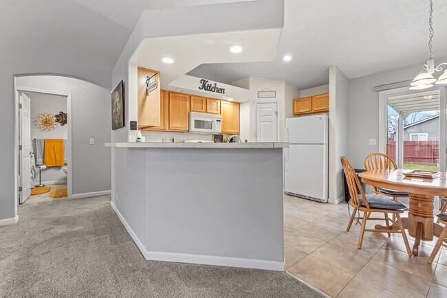 Building Photo - 727 W Clark Ave