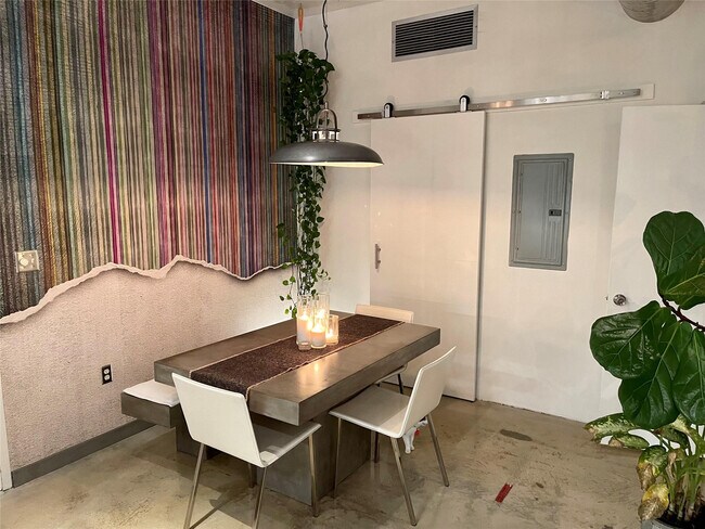 Building Photo - 444 N E St