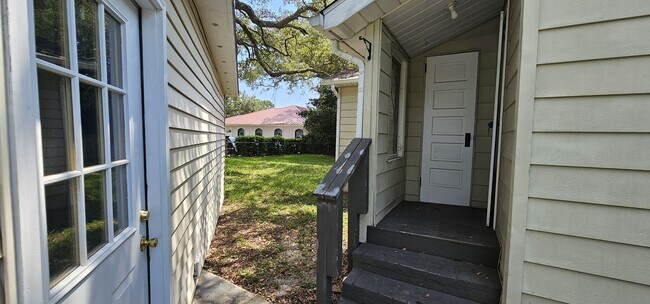 Building Photo - 725 Powell Dr