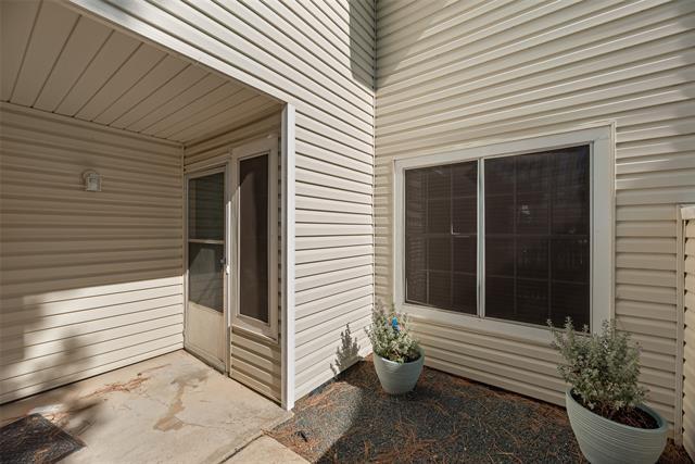 Building Photo - 708 Woodbend Dr