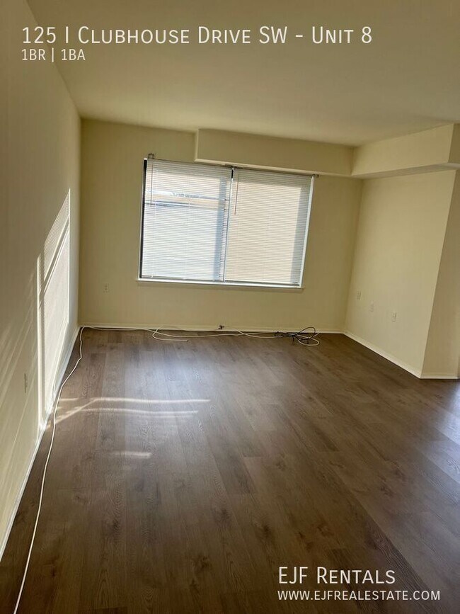 Building Photo - 125 Clubhouse Dr SW