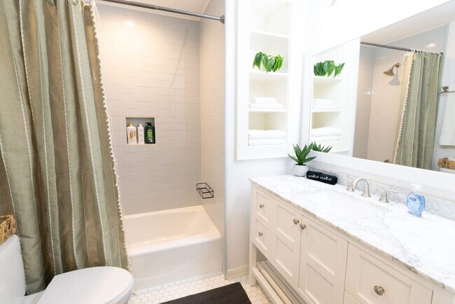 Building Photo - 725 Peddie St