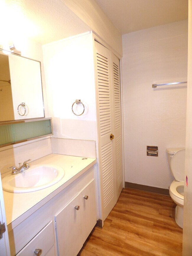 Building Photo - Rent Special: 1/2 Off June's Rent!! - Downstairs 2 Bedroom Unit