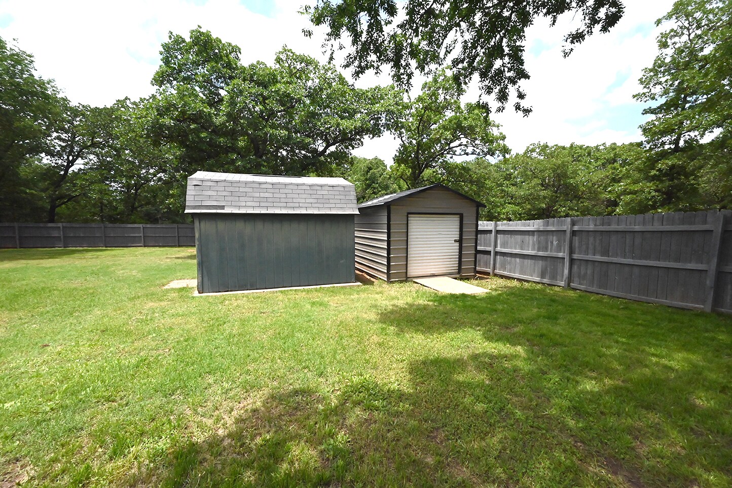Building Photo - 712 S Brush Creek Rd