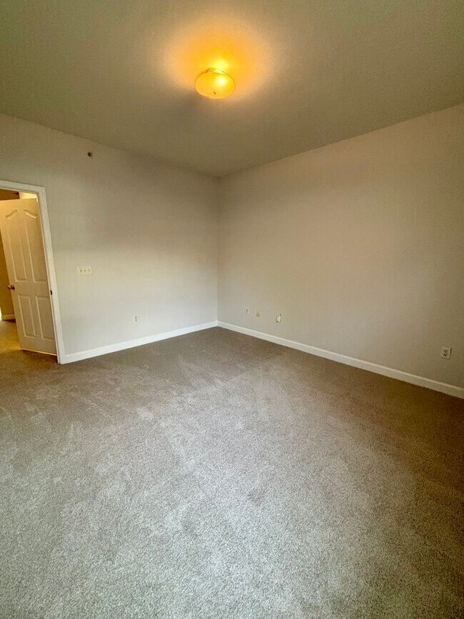 Building Photo - 2BR/2BA Condo; $250 off SECOND FULL Month of Rent