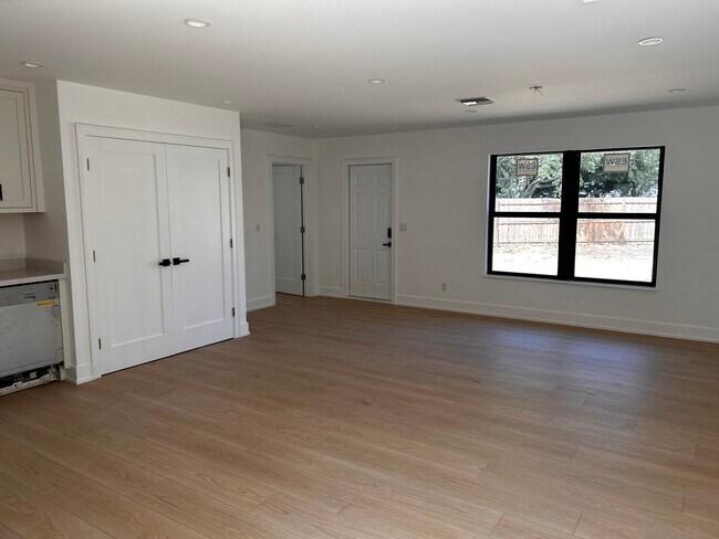 Building Photo - 1100 Kriss Ln