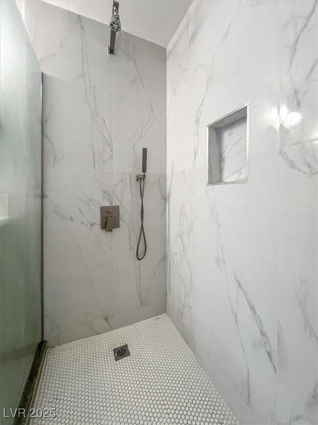 Building Photo - 1600 Eaton Dr