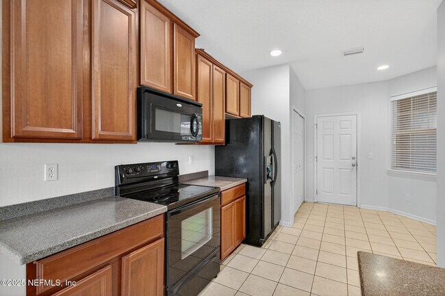 Building Photo - 3880 Buckthorne Dr